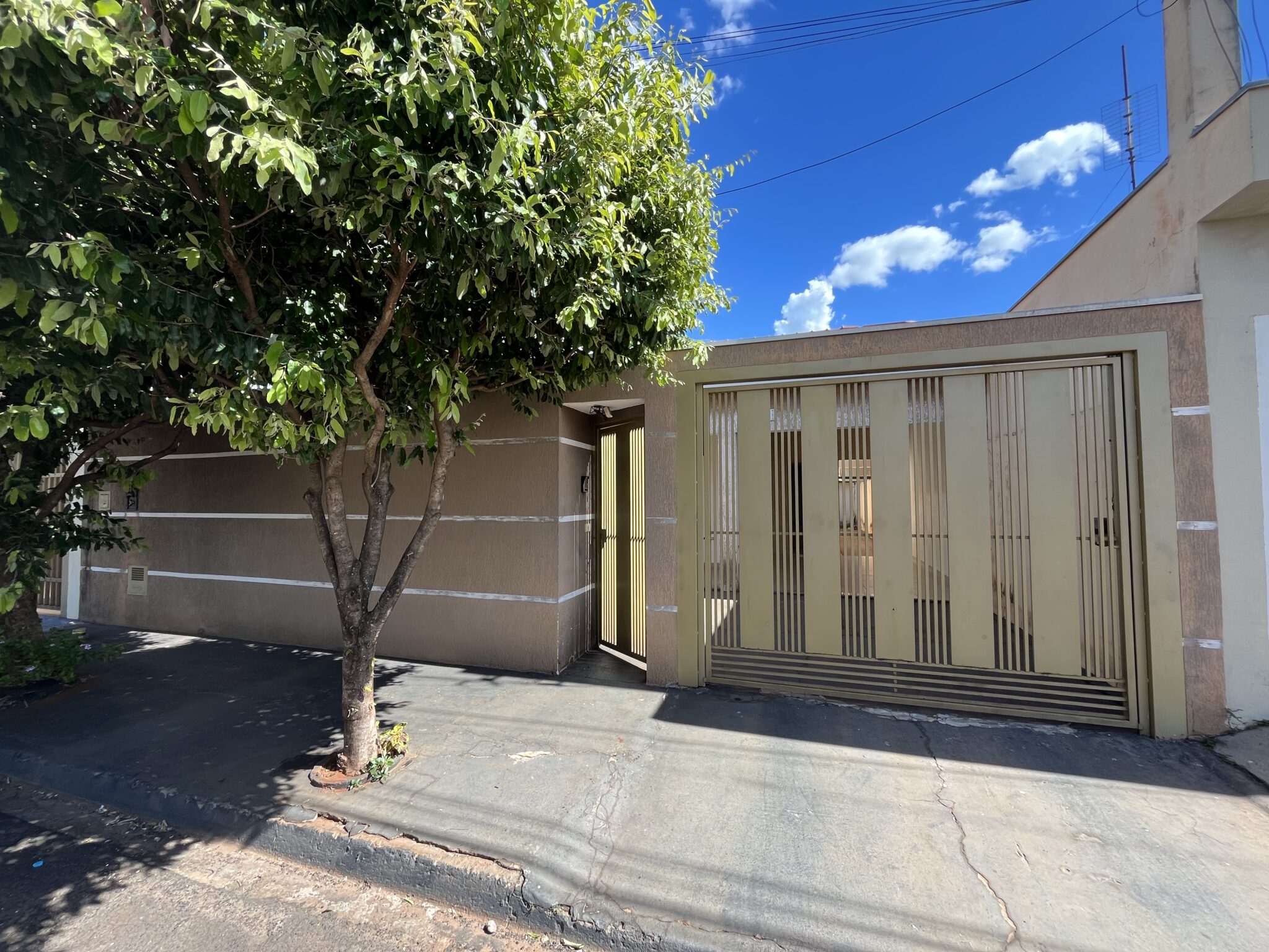 2BC36531-CA41-436D-A03C-77FA01472192